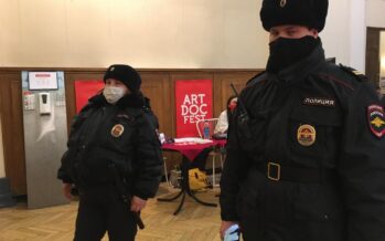 Полиция и Роспотребнадзор сорвали открытие фестиваля документального кино “Артдокфест” в Санкт-Петербурге