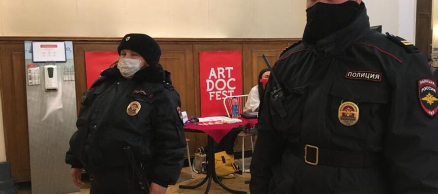 Полиция и Роспотребнадзор сорвали открытие фестиваля документального кино “Артдокфест” в Санкт-Петербурге