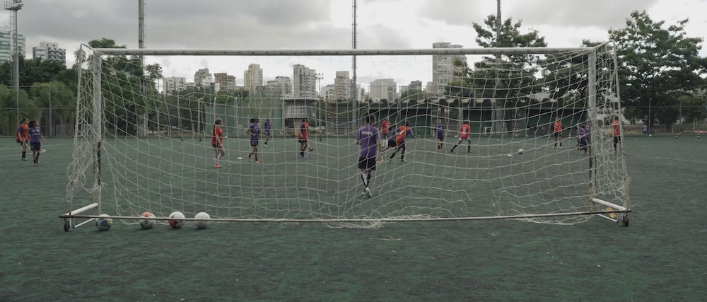 Кадр из фильма "Девушки в футболе"