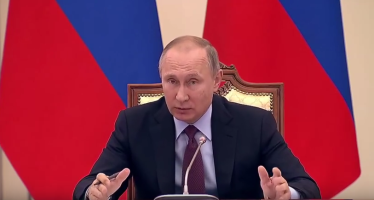 Президент России Владимир Путин подписал закон, позволяющий показывать отечественные фильмы без прокатного удостоверения